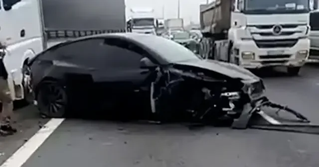 Otopilottaki Tesla TEM’de karşı şeride daldı VİDEO İZLE