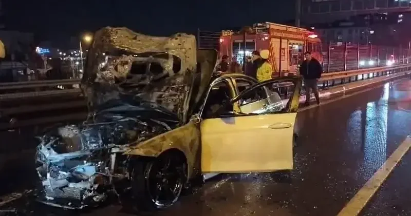 Seyir halinde alev alan otomobil yandı İstanbul Haberleri