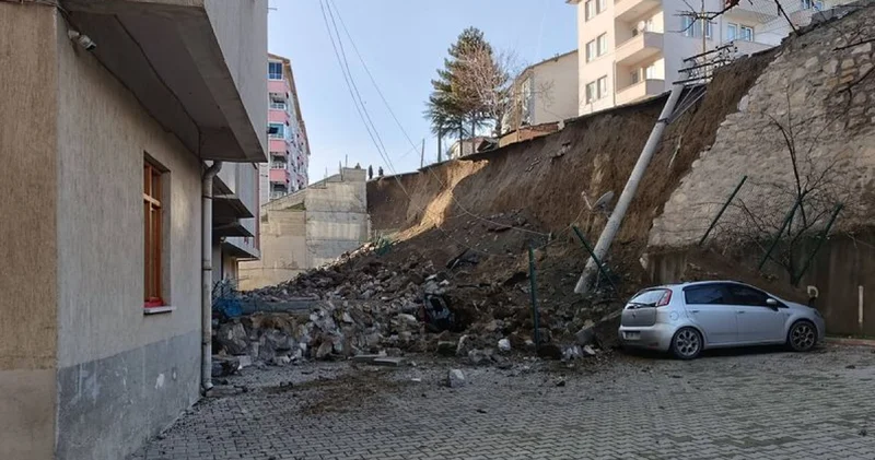 7 otomobil çöken istinat duvarının altında kaldı