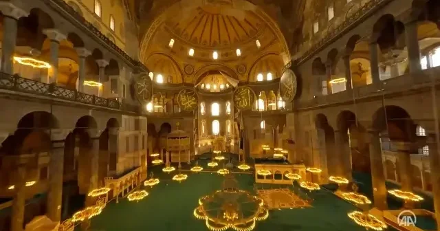 Ayasofya nın manevi gölgesinde Kur an ziyafeti: Muhsin Kara nın Amenerrasûlü tilaveti gönülleri fethetti VİDEO İZLE