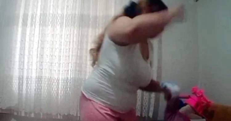 Eve yerleştirilen gizli kamera gerçeği ortaya çıkarmıştı! Gözü dönmüş anneye 6 yıl hapis cezası