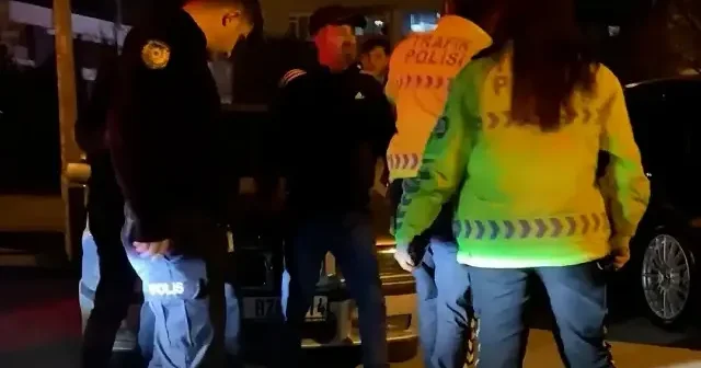 Bursa’da müzik keyfi pahalıya patladı: Cezadan kaçamadı babası kaputa oturdu VİDEO İZLE