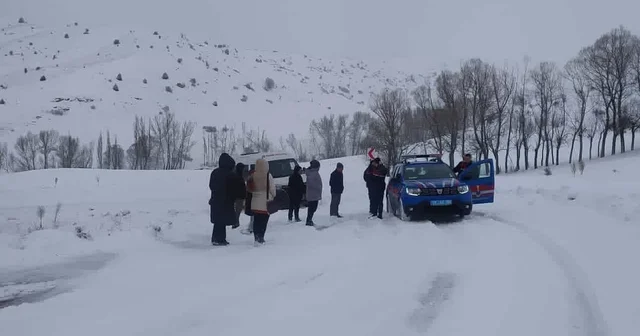 Kar yolları kapattı, öğretmenler yolda kaldı Sivas Haberleri
