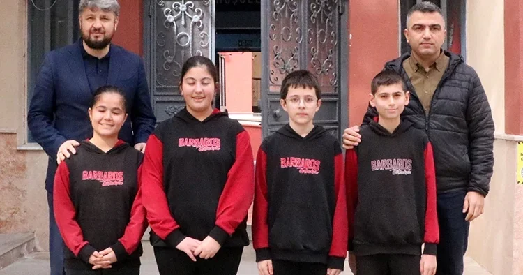 İlkokul öğrencileri mahallelinin 150 bin liralık borcunu kapattı