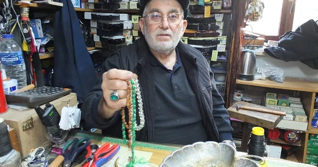 71 yaşındaki Cevat Dede tespih dizerek para kazanıyor Balıkesir Haberleri