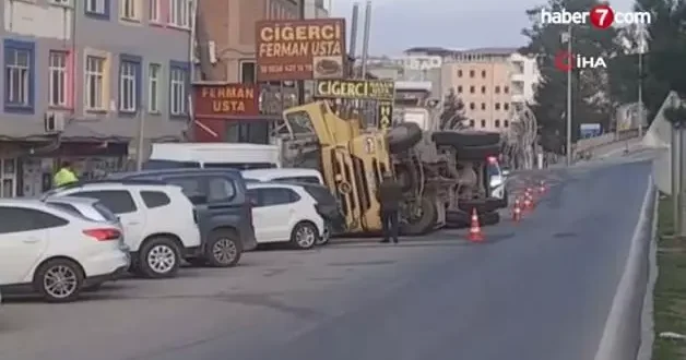 Diyarbakır’da saman yüklü tır devrildi: 7 araç hasar gördü