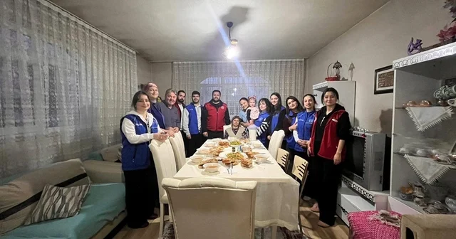 Gençler mutfağa girdi iftar için sofra kurdu Gönüllü gençler Meryem teyzenin sofrasında buluştu Düzce Haberleri