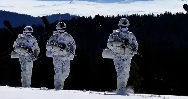 MSB nefes kesen görüntüleri paylaştı: Karlı dağların erleri zorlu görevlere hazırlanıyor VİDEO İZLE