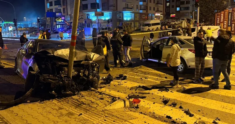 Kavşakta feci kaza: Otomobiller kava kafaya çarpıştı! 1 İ ağır 4 yaralı