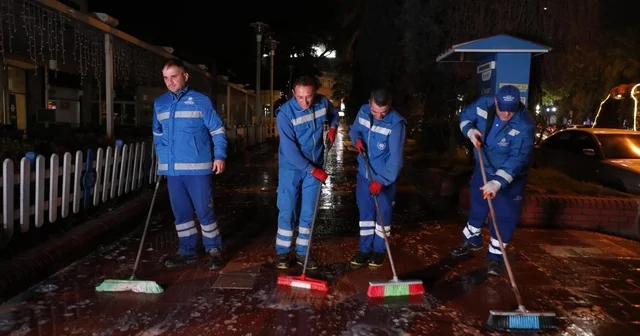 Büyükşehir ekipleri gece boyunca temizlik çalışması gerçekleştirdi Aydın Haberleri