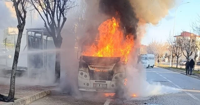 Alevlerin bir anda sardığı minibüsteki yangın paniğe neden oldu Afyonkarahisar Haberleri