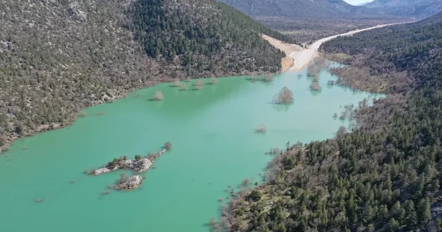 Antalya Konya karayolunda son durum dron ile görüntülendi: 4 kilometrelik kısım sular altında Su yüksekliğinin 1 ila 5 metre arasında değiştiği belirtilirken, yeni alternatif güzergah trafiğe açıldı Antalya Haberleri