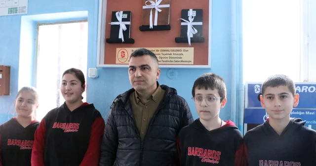 Okulda para toplayıp, 3 bakkalın veresiye defterini satın aldılar Afyonkarahisar Haberleri