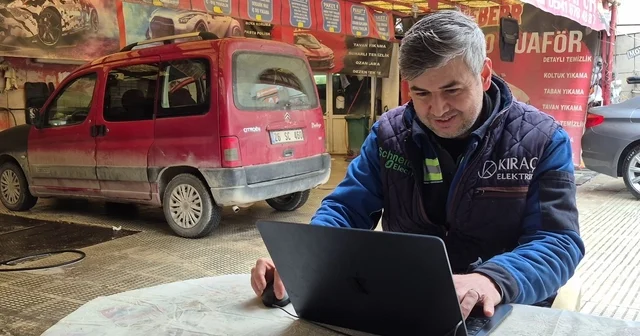 Yıllardır yaptığı mesleğinin bilgisayar oyununu oynadı Deneyimlediği simülasyon ona gerçek araba yıkamaktan daha zor geldi İşletmeci Fahri Toğrul: Böyle oyunları oynamak isteyenlere ben ücretsiz araba yıkatabilirim Eskişehir Haberleri