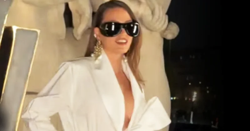 Serenay Sarıkaya nın Paris Moda Haftası tarzı