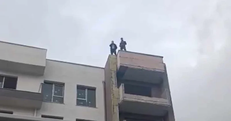 Deprem kentinde işçiler eylemde: Haklarını aramak için çatıya çıktılar!