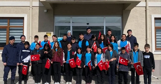 Öğrenciler jandarma karakolunu ziyaret ederek fidan dikti Afyonkarahisar Haberleri