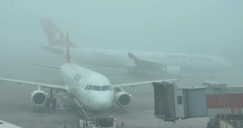 İstanbul da hava ulaşımına sis engeli: 24 uçak başka havalimanına yönlendirildi