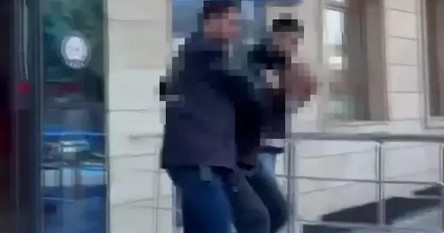 İstanbul da bir marketin içinde 3 çocuğu darbeden şüpheli yakalandı VİDEO İZLE