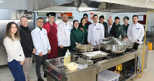 İftar hazırlığı yapamayan muhtaç ailelerin iftarı lise öğrencilerinden Rize Haberleri