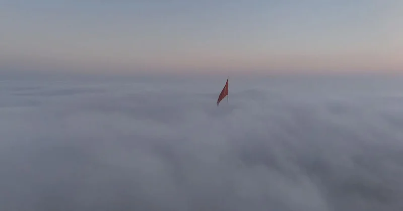 İstanbul da boğaz ve tarihi yapılar sis altında kaldı