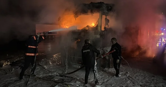 Hopa da tır parkında yangın; 2 tır kullanılamaz hale geldi Artvin Haberleri