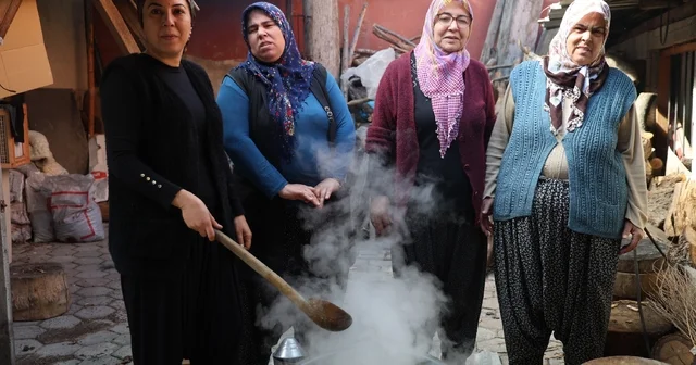 Doğadaki zehirli ot kara kazanda şifaya dönüşüyor Andırın doktoru Ramazan sofralarının vazgeçilmezi oldu Adana Haberleri