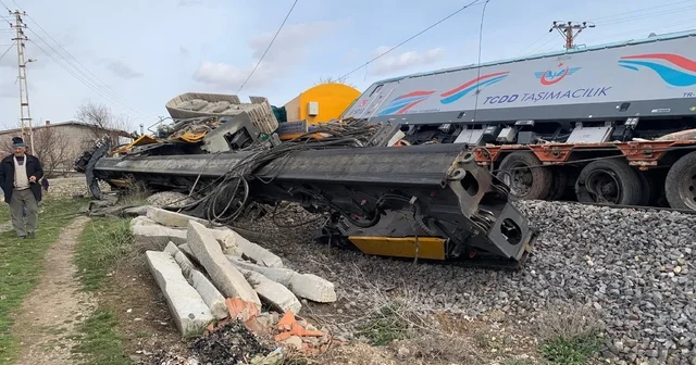 Nevşehir de yük treni hemzemin geçitte TIR a çarptı: 2 yaralı Nevşehir Haberleri