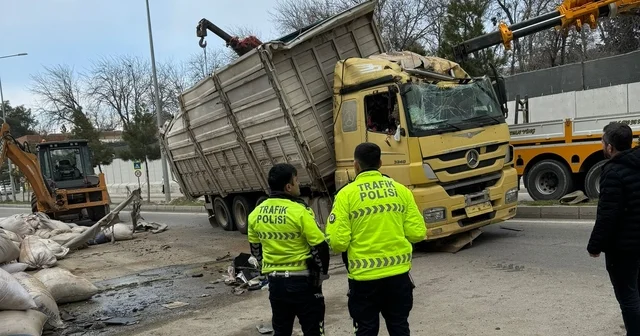 Kamyonun park halindeki araçların üzerine devrildiği kaza kamerada Diyarbakır Haberleri