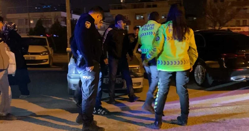 Oğluna kesilen cezaya isyan etti: Aracı vermemek için kaputa oturdu!