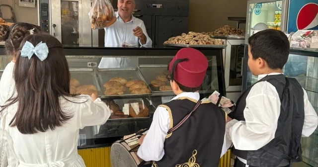 Osmaniye de öğrenciler maniler okudular, lokum dağıttı Osmaniye Haberleri