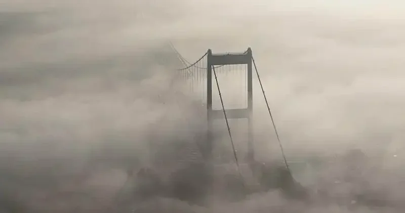 Sis içinde kalan Fatih Sultan Mehmet Köprüsü havadan görüntülendi