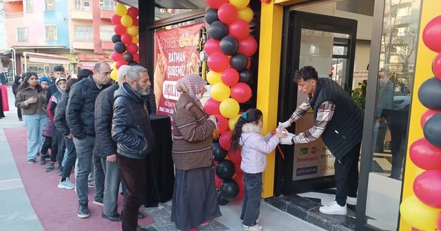 Batman da yeni açılan dönerci, bin kişiye ücretsiz iftar dağıttı Batman Haberleri