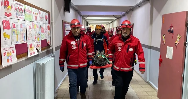 Öğrenciler depremde ne yapmaları gerektiğini tatbikatta öğrendi Eskişehir de deprem tatbikatı gerçeğini aratmadı Eskişehir Haberleri