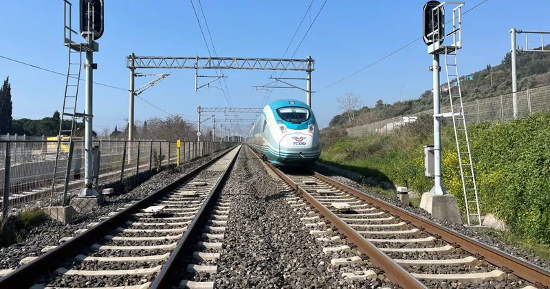 Tel örgüleri aşıp raylara girdi: Yüksek hızlı trenin altında kaldı!