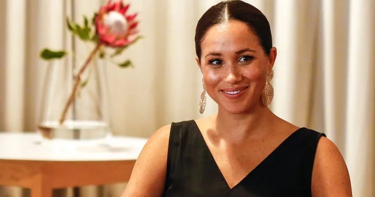 Bakalım bu sözlere nasıl dayanacak: Kocana bile rol yapıyorsun... Kendine ait bir kişiliğin bile yok!