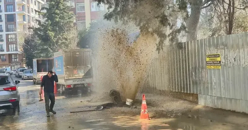 Kadıköy’de inşaat çalışmasında boru patladı: Sular apartman boyunu aştı Gündem Haberleri