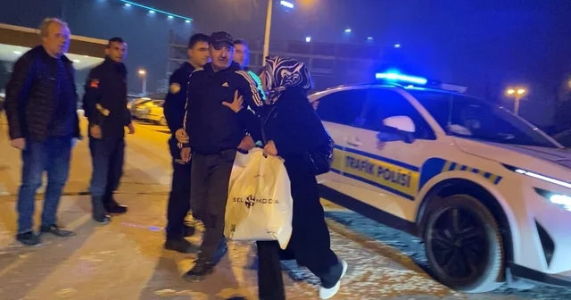 Babası kaputun üstünde oturup polise direndi… Yüksek sesle seyreden sürücünün aracı trafikten men edildi Yüksek sesle müzik dinlemenin bedeli ağır oldu: Aracı 30 gün trafikten men edildi, 21 bin lira ceza yedi Bursa Haberleri