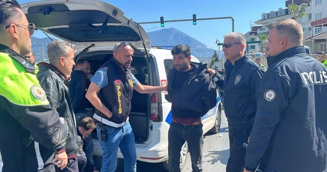 Antalya da ehliyetsiz sürücü ortalığı birbirine kattı: 357 bin lira ceza yedi Polisin dur ihtarına uymayıp 10 kilometre kovalamacayla yakalanan sürücü, bir başka araca da çarpıp zarar verdi Antalya Haberleri