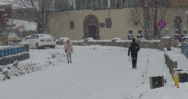 Kars martta beyaza büründü Mart kapıdan baktırır, kazma kürek yaktırır deyimi gerçek oldu Kars Haberleri