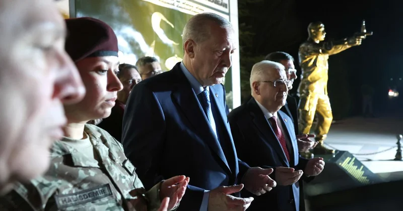 Cumhurbaşkanı Erdoğan, Ömer Halisdemir Anıtı nın önünde dua etti