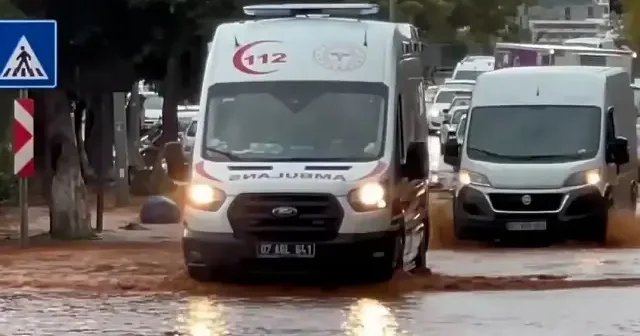 Kaş’ta sağanak etkili oldu VİDEO İZLE