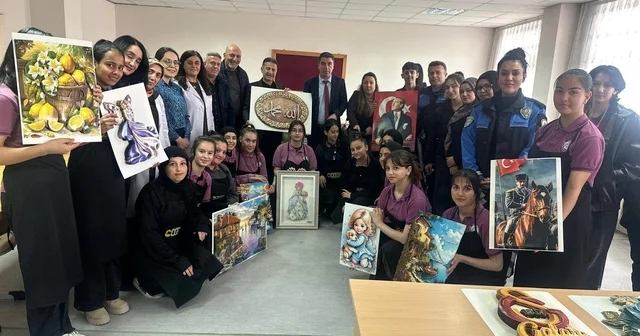 Polisten öğrencilere destek: Kâğıt rölyef kursu ziyaret edildi Erzincan Haberleri