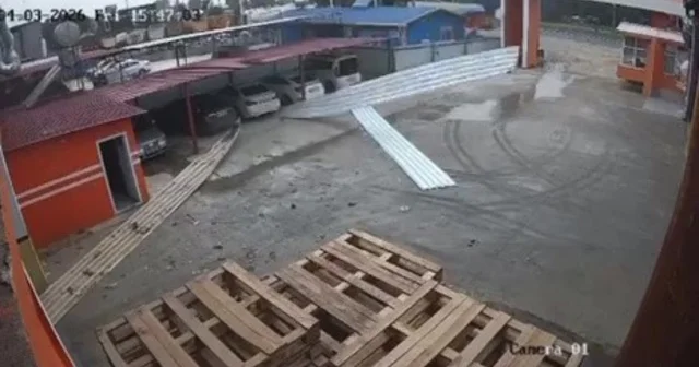 Tarsus ta etkili olan rüzgar bir iş yerinin çatısını uçurdu Mersin Haberleri