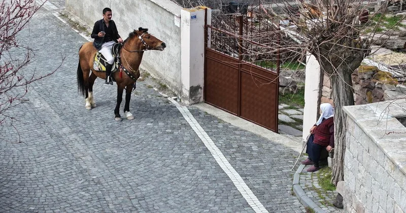 Genç muhtar Deli adını verdiği atıyla hizmete dört nala koşuyor