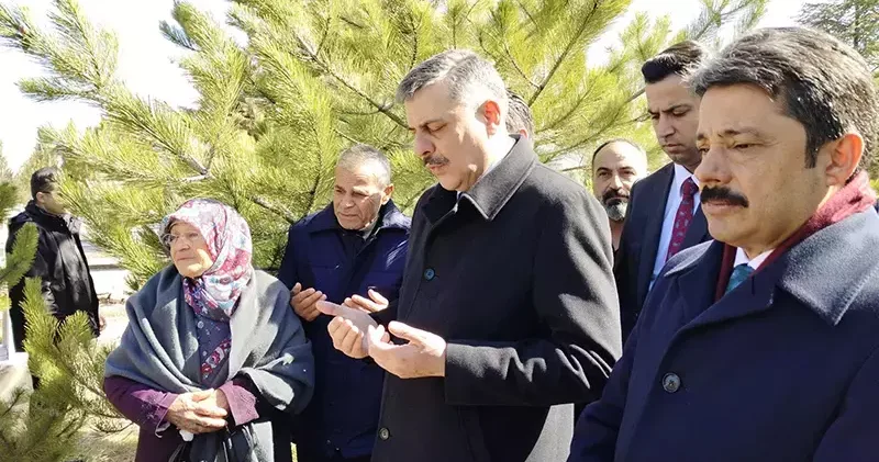 Bakan Çiftçi, Neşet Ertaş ın kabrini ziyaret etti