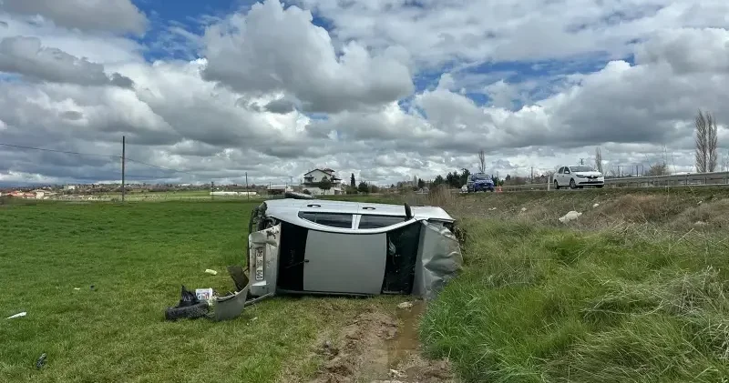 Uşak ta otomobil tarlaya devrildi: Dört kişi yaralandı Gündem Haberleri
