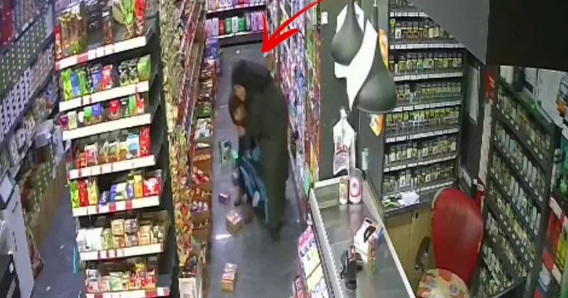 5.2 lik depremden en net görüntü! Çocuğunu böyle korumaya çalıştı