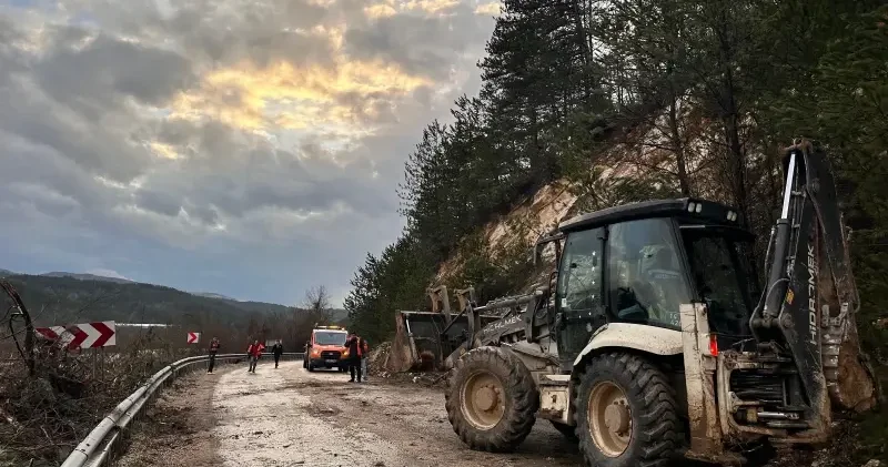 Bolu da etkisini gösteren sağanak heyelana neden oldu Gündem Haberleri