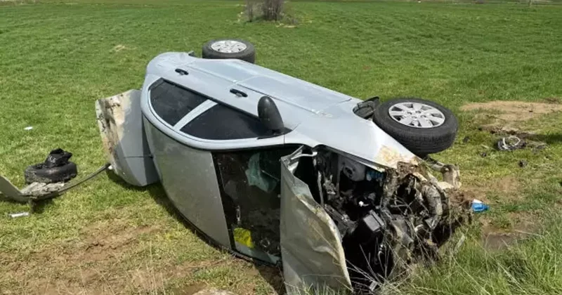 Uşak ta feci kaza! Tarlaya devrilen otomobildeki 4 kişi yaralandı